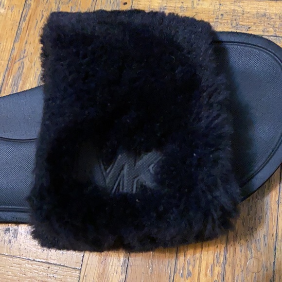 MK used furry slippers size 8 - Picture 2 of 3